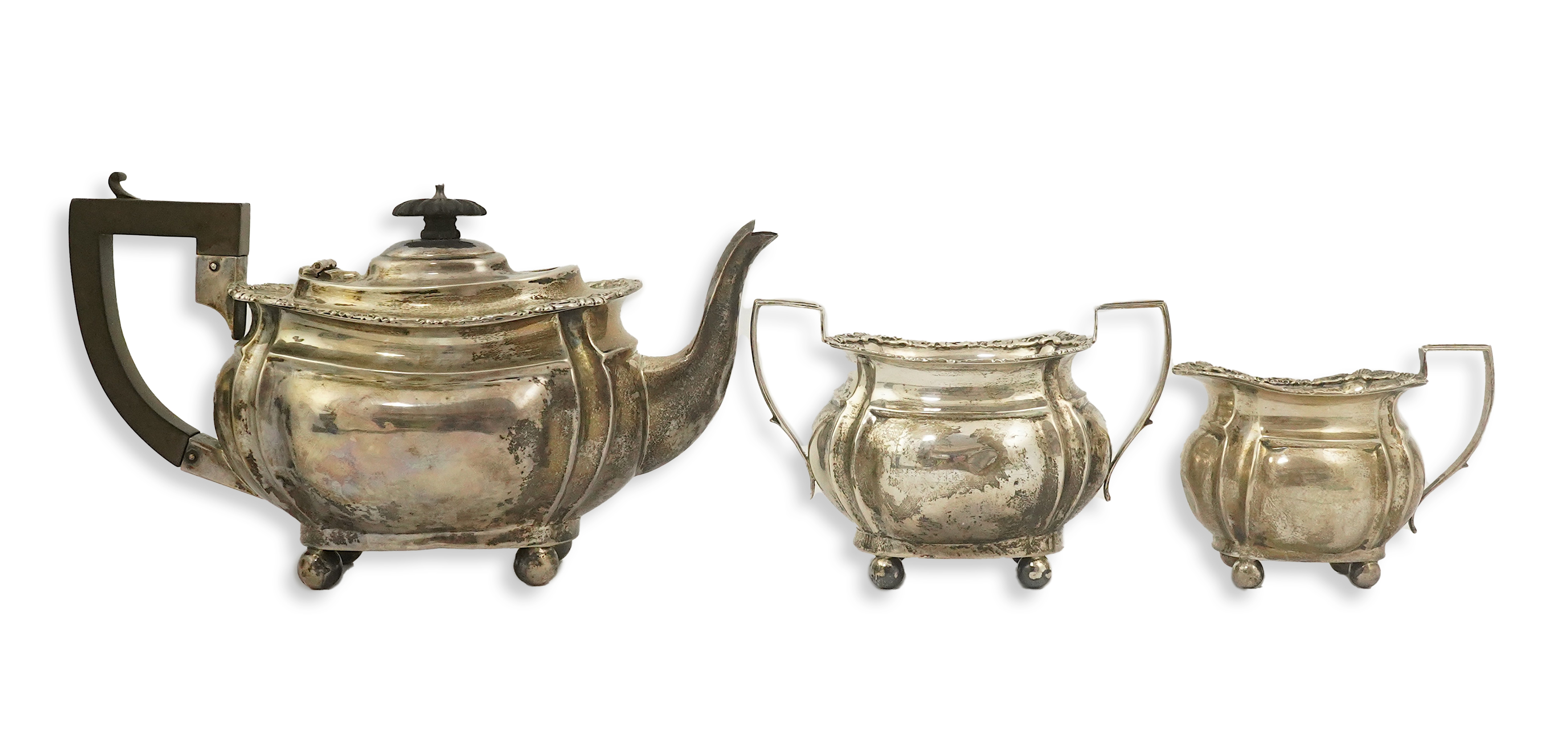 An Edwardian silver three piece tea set, by Thomas Hayes